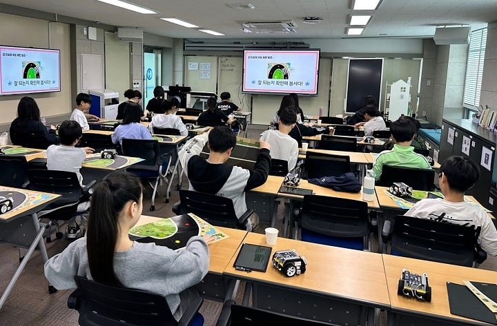 ▲광주서초등학교 학생들이 SW교육지원센터에서 속도를 조절하며 달리는 자율주행 시스템을 코딩한 후 잘 주행하는지 확인하고 있다ⓒ광주시교육청